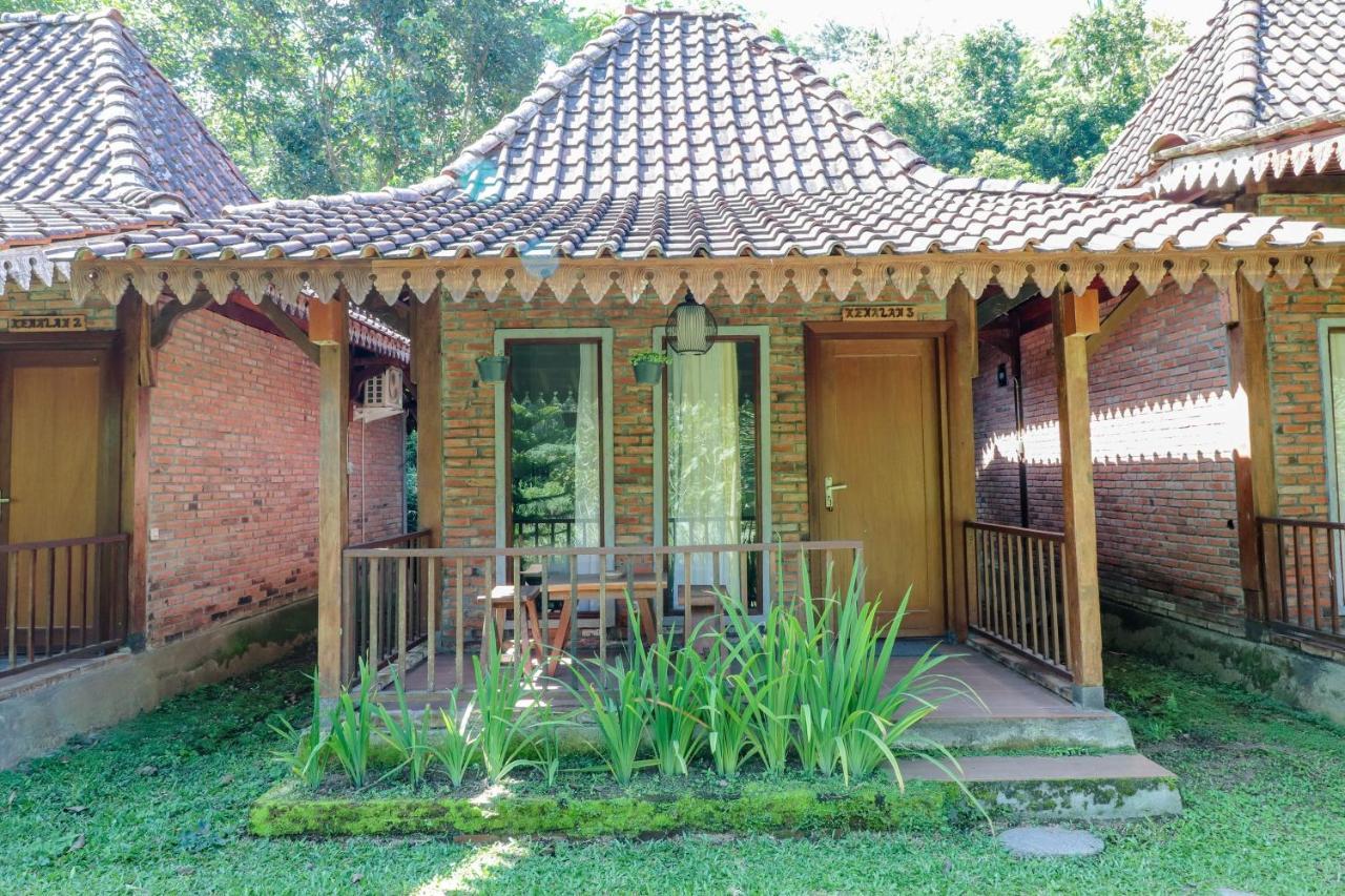 Balkondes Kenalan Hotel Magelang Bagian luar foto