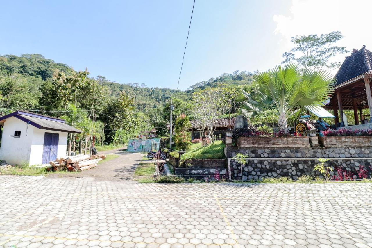 Balkondes Kenalan Hotel Magelang Bagian luar foto